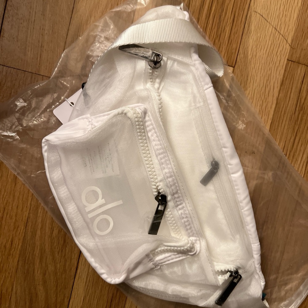 Alo Yoga Crossbody Waist Bag White - Picture 1 of 3
